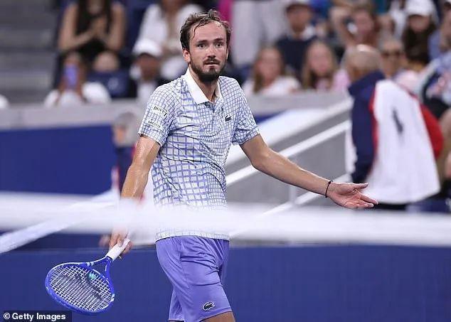 赛车投注-乱！比赛时摄影师提前进场，球员节奏炸了！事后怒砸拍子，吓人...